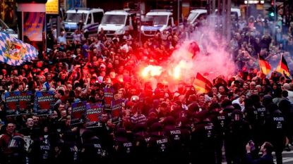 Крайнодесни демонстранти са запалили факли на протеста си в Кемниц. Полицията зорко наблюдаваше демонстрацията в понеделник, на която отново се стигна до насилия, съща както ден по-рано.