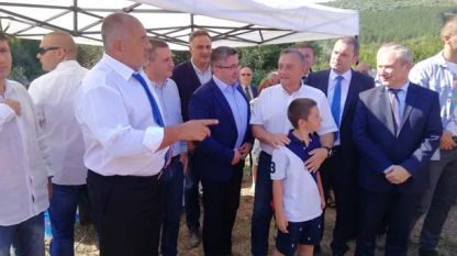 Премиерът Бойко Борисов на символичната първа копка за изграждането на автомагистрала 