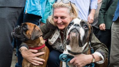 Външната министърка на Австрия Карин Кнайсъл с кучетата си при поемане на председателството на ЕС от страната ѝ на 30 юни тази година