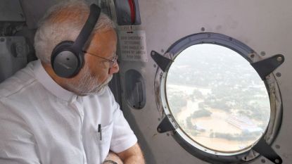 Индийският премиер Нарендра Моди огледа от въздуха наводнени райони в щата Керала и обеща незабавна помощ от $75 млн.
