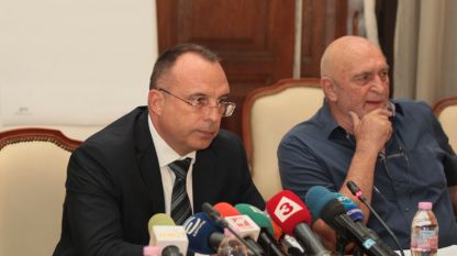 Министърът на земеделието Румен Порожанов (вляво) и директорът на БАБХ Дамян Илиев дадоха пресконференция в МЗХ.