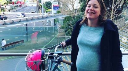 Бременната министърка Джули Ан Джентър пусна в инстаграм снимка, на която е до колелото си.