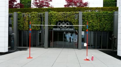 Летвата с височина 209 см, ненадминатият рекорд на Стефка Костадинова стои на входа на Музея на олимпийското движение в Лозана. 