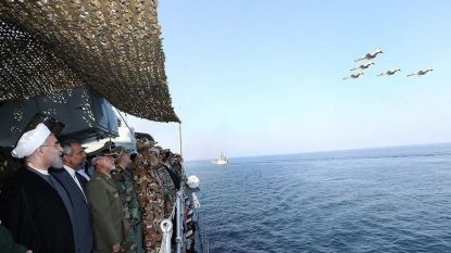 Висши политически и военни ръководители на Иран наблюдават военни учения по море.