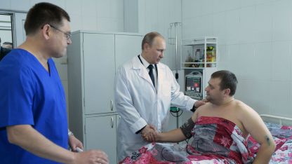 Руският президент Владимир Путин посети ранен при атентата във Волгоград. 