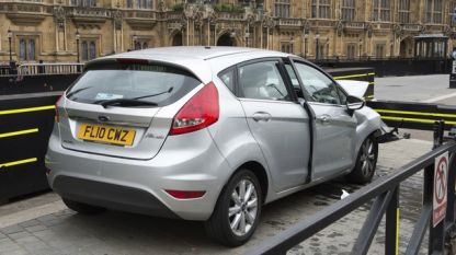 Колата на Салих Хатер, разбита в загражденията на британския парламент