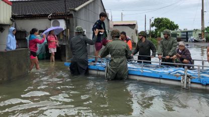 Тропически дъждове в Тайван отнеха живота на най-малко шестима души, а стотина бяха ранени при последвалите  наводнения