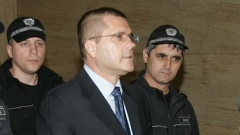 Бившият министър на отбраната Николай Цонев при влизането в сградата на Софийски градски съд