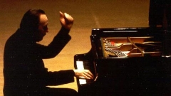\r\nАртуро Бенедети Микеланджели - виртуозен клавирен изпълнител на творби от Шопен.