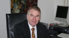 Н.пр. посланикът на Холандия в България Карел Ван Кестерен