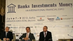 Në fotografinë (nga e majta në të djathtë): Sollomon Pasi, Minko Gerxhikov, Emill Popov gjatë kohës së ekspozitës së tetë ndërkombëtare “Banka, investime dhe para”