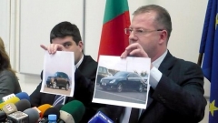 Ο διευθυντής της Εθνικής Υπηρεσίας Εσόδων Κρασιμίρ Στέφανοφ έδειξε στους δημοσιογράφους φωτογραφίες δύο πολυτελών αυτοκινήτων τα οποία καταχωρήθηκαν ως 