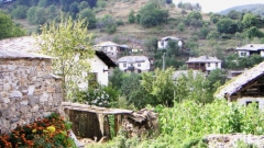 Разпилените сред диплите на планината селища предлагат романтична разходка в миналото.