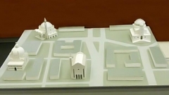 Maqueta que muestra la disposición arquitectónica de la iglesia ortodoxa de Santa Nedelia, la catedral católica de San José, la Sinagoga de Sofía y la mezquita de esta ciudad.