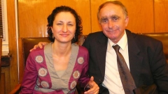 Autorja e librit Veselka Tonçeva bashkë me kryetarin e shoqatës “Prosperitet Golloborda” Haxhi Pirushi