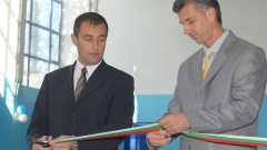 Министърът на физическото възпитание и спорта Свилен Нейков откри реновираната зала на спортен комплекс “Академик”. Той преряза лентата заедно с шефа на съоръжението Стоян Ташев.
