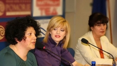 Πρόσωπο της εκστρατείας είναι η νεαρή τραγουδίστρια Νέλι Πετκόβα (στα μέσα της φωτογραφίας)