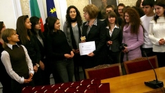 Η πρόεδρος της Βουλής, Τσέτσκα Τσάτσεβα με τους μαθητές