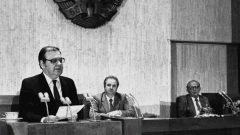 Η σύσκεψη του Κομμουνιστικού κόμματος στις 10 Νοεμβρίου, στην οποία απομακρύνθηκε ο Τόντορ Ζίβκοφ (δεξιά)