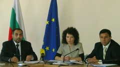 Në fotografinë (nga e majta në të djathtë): kordinatori i projektit “Dekada e përfshirjes së romëve” Millen Millanov, Esen Fikri - anëtare e Komisionit për mbrojtje nga diskriminimi dhe Llallo Kamenov - zëvendëskryetar i Komisionit për mbrojtje nga diskriminimi