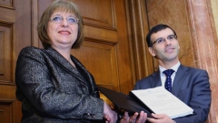 Министърът на финансите Симеон Дянков връчи на председателя на парламента Цецка Цачева първия проектозакон на новото правителство – „Бюджет 2010”
