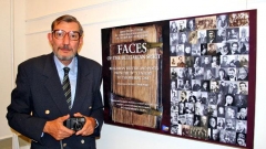 Ο φωτογράφος Ίβο Χατζιμίσεφ μπροστά στην αφίσα της έκθεσηής του
