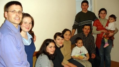 Ο Πέταρ (δεξιά) με τους συγγενείς του