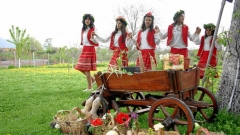 Κάθε χρόνο ομάδες κοπελιών με παραδοσιακές βουλγαρικές στολές και λουλούδια στο κεφάλι, τραγουδούν και χορεύουν στις γιορτές του αγίου Λαζάρου