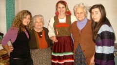 Në fotografinë (nga e majta në të djathtë): Studentet nga dega e Ballkanistikës – Sllaveja Nedelçeva, Anna Kapitanova dhe Darina Felonova bashkë me plakat Marija Dieva dhe Sultana Gramenova në Mandricë.