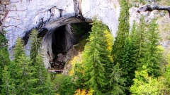 Във фолклорните разкази пещерите са обвеяни от легенди и тайнствени истории.