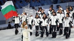Snoubordistja Aleksandra Zhekova me flamurin kombëtar kryeson delegacionin bullgar në Lojërat olimpike dimërore në Vankuver.