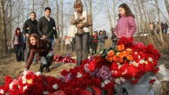 Жители на Смоленск поднасят цветя на мястото на катастрофата със самолета на президента на Полша Лех Качински