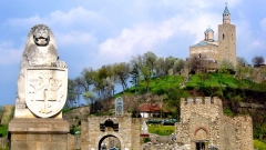 Die Ruinen des Zarenpalastes auf dem Zarewetz-Hügel in der mittelalterlichen bulgarischen Reichshauptstadt Tarnowo