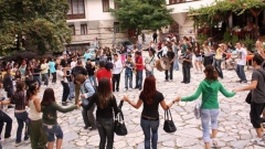 Der größte Reigen auf dem Balkan, der von jungen Menschen getanzt wurde, war ebenfalls Teil des Festivals. Bislang haben etwa 10.000 Menschen an diesen Reigen im Laufe der Jahre teilgenommen.