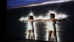 Das Tanzspektakel „Placebo” beinhaltet eine Reihe von nicht miteinander verbundenen Miniaturen, eine Symbiose zwischen Musik, Tanz und Computeranimation.