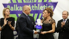 Ministerpräsident Bojko Borissow überreichte den Preis für Leichtathletin der Balkanländer 2011 an Sprinterin Ivet Lalova.