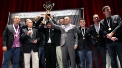 Großmeister Wesselin Topalow (zweiter v.r.n.l.) gewann den European Chess Club Cup mit dem aserischen Team Sokar.
