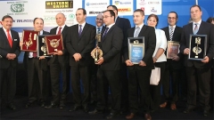 Alle Preisträger in den verschiedenen Kategorien mit dem Präsidenten der Bulgarischen Nationalbank Iwan Iskrow (der Vierte von links nach rechts).
