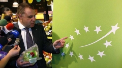 Ο υπουργός Γεωργίας και Τροφίμων, Μιροσλάβ Νάιντενοφ, παρουσιάζει το νέο σήμα για τα βιολογικά προϊόντα στην Ευρωπαϊκή Ένωση, το λεγόμενο ευρωπαϊκό φύλλο. Υπάρχει ωστόσο μεταβατική περίοδος 2 ετών για την εφαρμογή του.