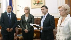 Ο πρωθυπουργός Μπόικο Μπορίσοφ, η πρόεδρος της Βουλής Τσέτσκα Τσάστεβα, ο υπουργός Οικονομικών Συμεών Ντιάνκοφ και η πρόεδρος της Επιτροπής Προϋπολογισμού στο κοινοβούλιο Μέντα Στογιάνοβα κατά την κατάθεση στο σχεδίου προϋπολογισμού στη Βουλή
