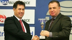 Ο Νέτσο Μίνεφ (αριστερά) λαμβάνει το βραβείο από τον υπουργό Γεωργίας, Μιροσλάβ Νάιντενοφ