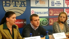 Από αριστερά: Ζορνίτσα Σλάβοβα, Πέταρ Γκάνεφ και Σβέτλα Κωσταντίνοβα από το Ινστιτούτο για την οικονομία της αγοράς