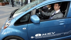 Ο υπουργός Οικονομίας και Ενέργειας, Τράιτσο Τράικοφ, σε ηλεκτρικό αυτοκίνητο της Mitsubishi