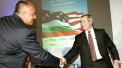 Ο πρωθυπουργός, Μπόικο Μπορίσοφ, με τον Αμερικανό πρεσβευτή, Τζέιμς Γουόρλικ