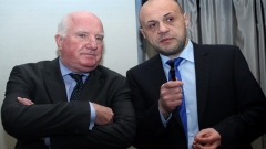 Ο πρέσβης της Ιρλανδίας Τζον Ρόουαν (αριστερά) με τον αρμόδιο υπουργό για τα ευρωπαϊκά κονδύλια Τομισλάβ Ντόντσεφ