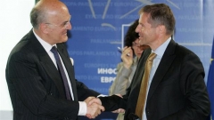 Ο πρέσβης της Ισπανίας, Χόρχε Φουέντες (αριστερά) παραδίδει την σκυτάλη της προεδρίας στον Βέλγο πρεσβευτή Μαρκ Μίχελσεν