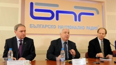 Ο Άντζει Σεσνιέφσκι, μέλος του Εκτελεστικού Συμβουλίου της Ευρωπαϊκής Ένωσης Ραδιοφωνίας και Τηλεόρασης, ο γενικός διευθυντής της Ραδιοφωνίας Βαλέρι Τόντοροφ και ο γενικός διευθυντής της Ραδιοφωνίας της Πολωνίας Ερλένς Καλαμπριουί
