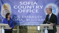 Ο υπουργός Εσωτερικών, Τσβετάν Τσβετάνοφ, και η επικεφαλής της αμερικανικής Υπηρεσίας Δίωξης Ναρκωτικών, Μισέλ Λίονχαρτ, στα εγκαίνια του γραφείου της υπηρεσίας στη Σόφια
