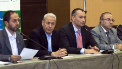 Ο υπουργός Εξωτερικών, Νικολάι Μλαντένοφ (δεύτερος από δεξιά) με τους εκπροσώπους της συριακής αντιπολίτευσης