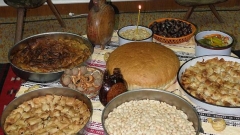 Το τραπέζι στις παραμονές των Χριστουγέννων γεμίζεται με λαδερά φαγητά περιττού αριθμού